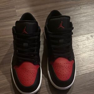 Jordan Men's Black and Red Sneakers
